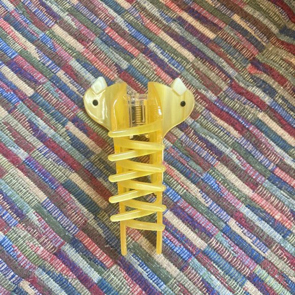 Yellow Canary Claw Hair Clip - Picture 3 of 3